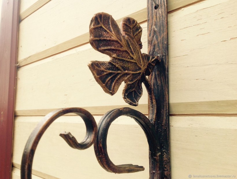 Кованый кронштейн для цветов