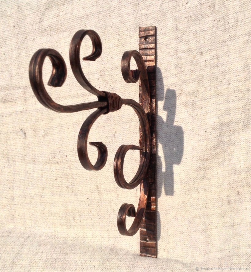 Кованый кронштейн для цветов