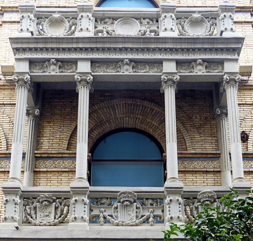 Фасад в стиле Ампир