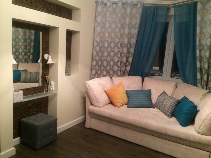 Гостиная с тремя окнами