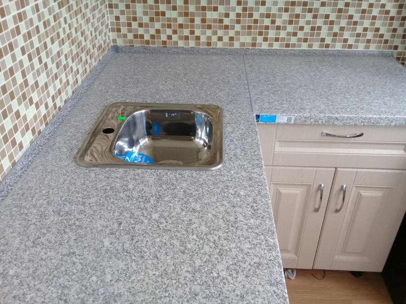 Стык столешницы под мойкой