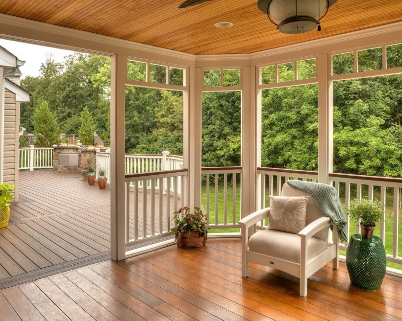 Открытая веранда в частном доме