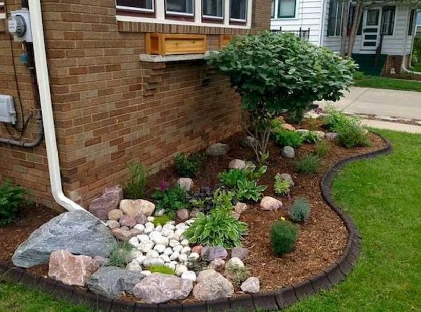 Сухой ручей на клумбе