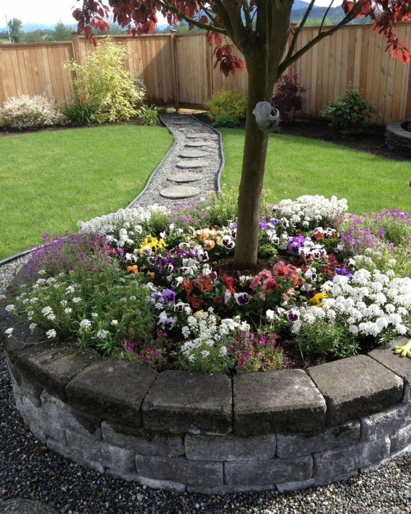 Красивые клумбы под деревьями