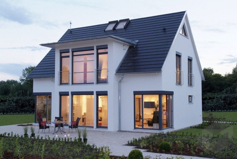 Современный мансардный дом