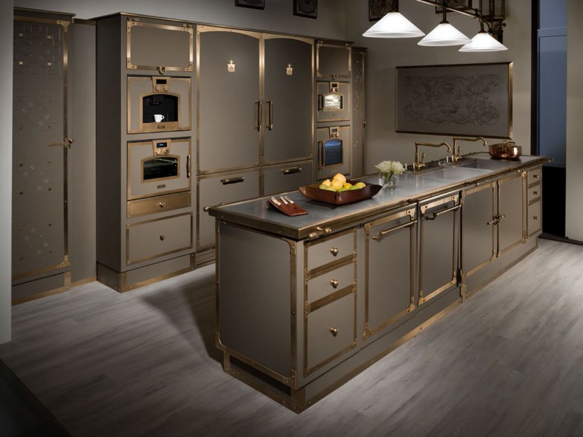Серая кухня с золотыми ручками