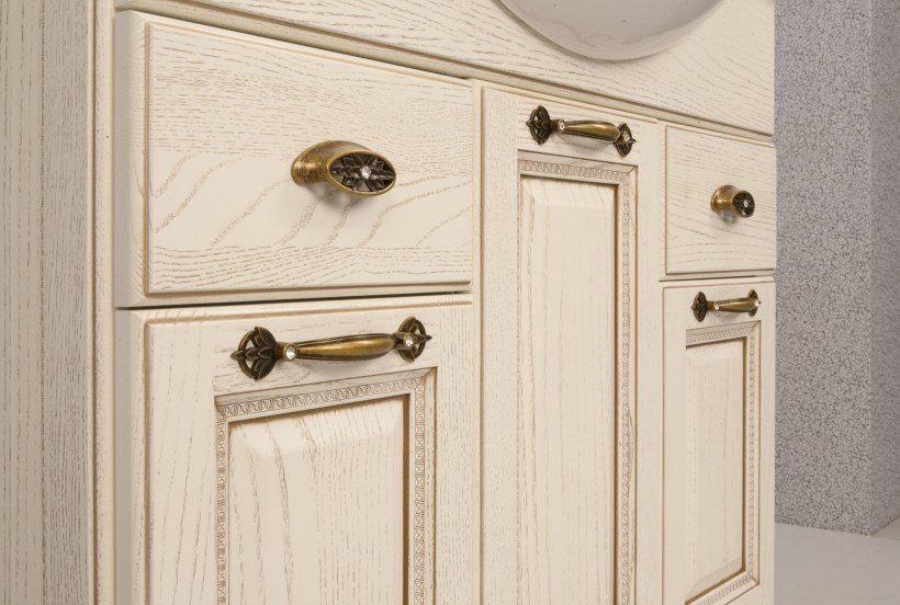 Голубая кухня с золотыми ручками