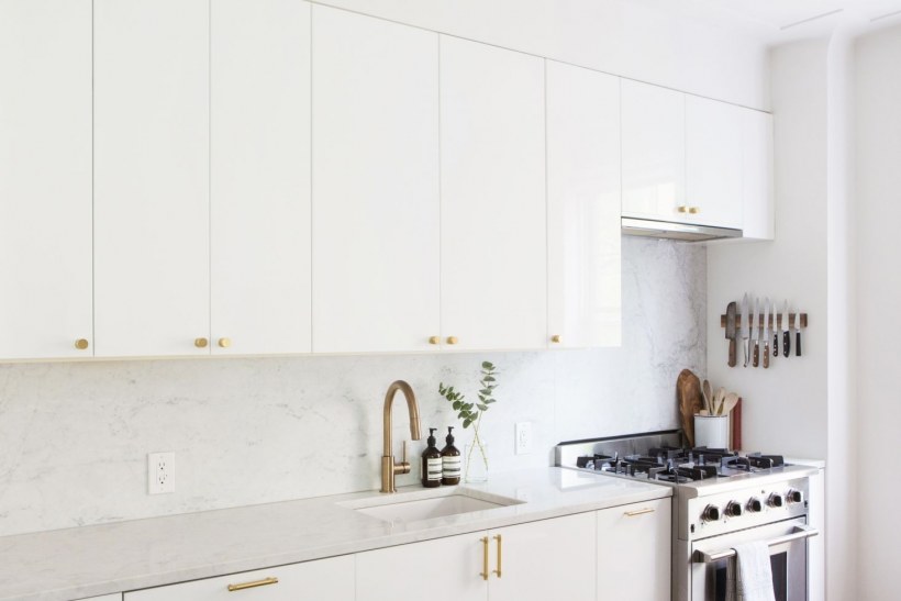 Кухня белая с золотом