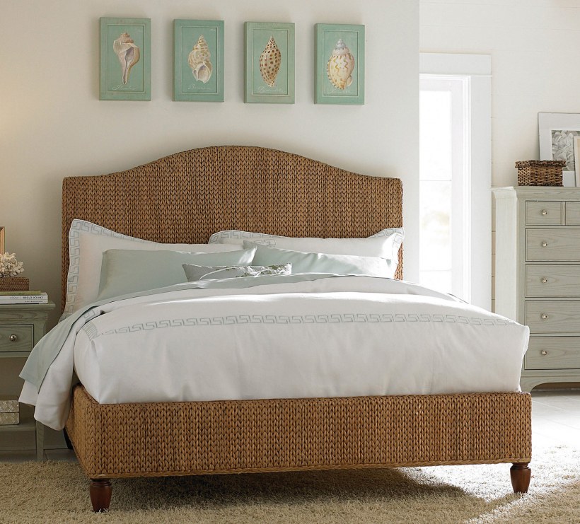 Кровать с плетеным изголовьем