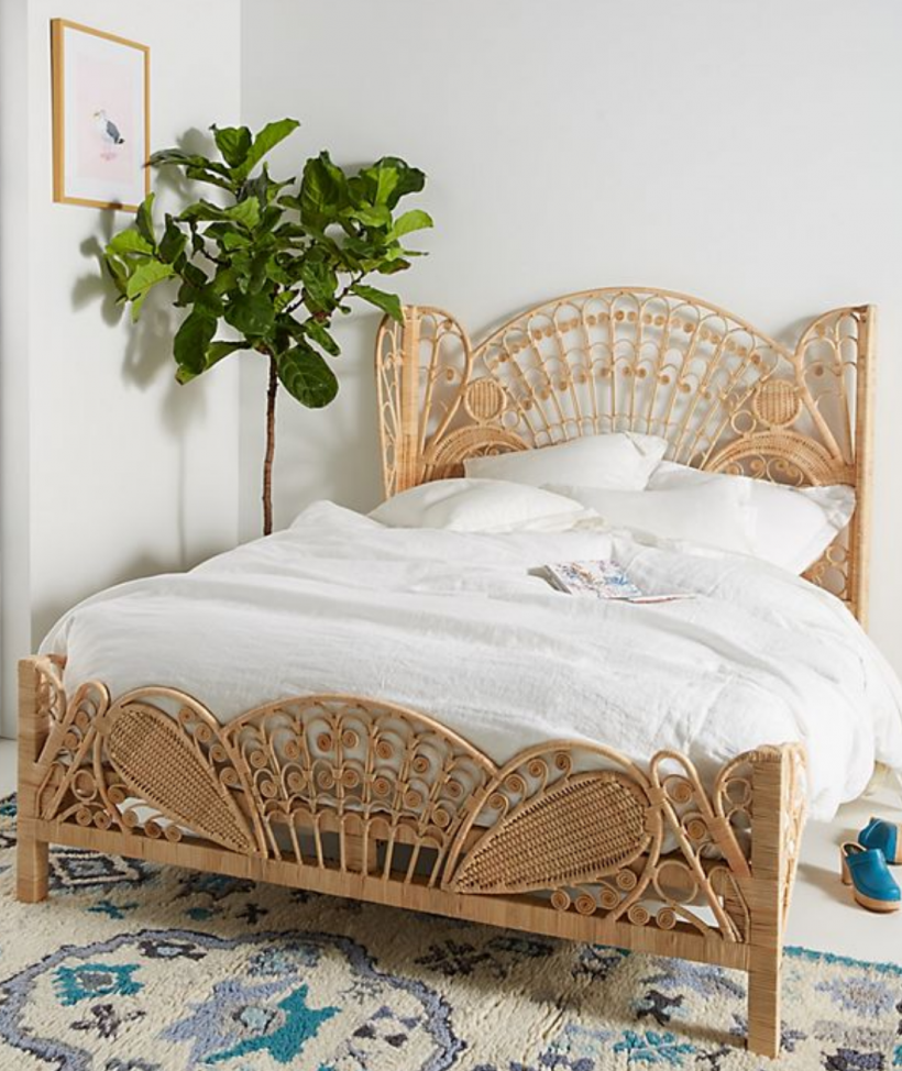 Кровать с плетеным изголовьем