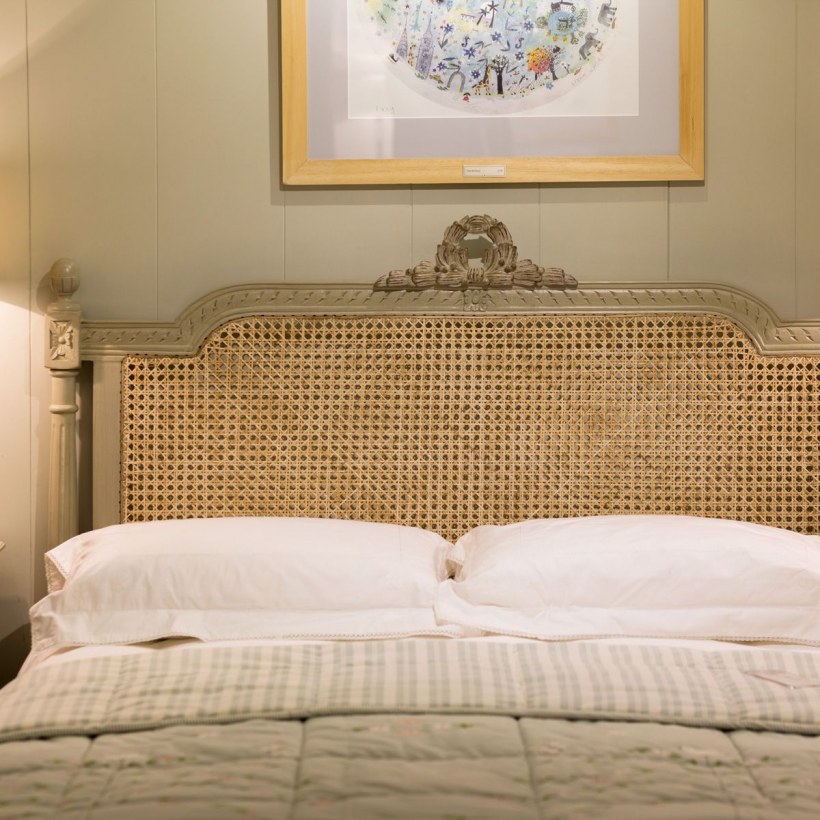 Кровать с плетеным изголовьем