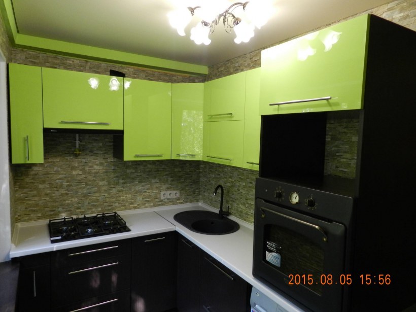 Кухня зеленая с венге