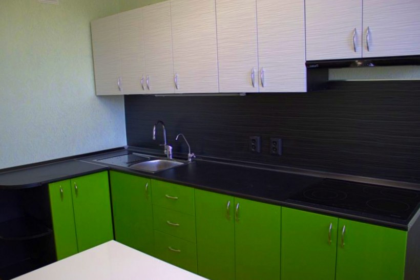 Кухня олива металлик с черной столешницей