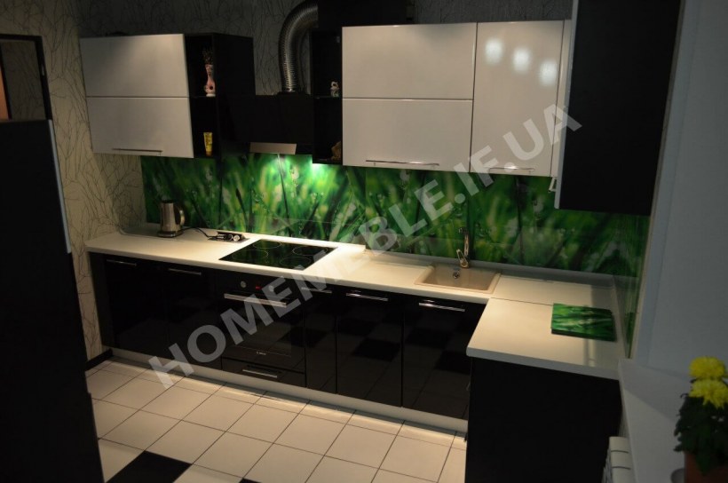 Зеленая кухня с черным фартуком