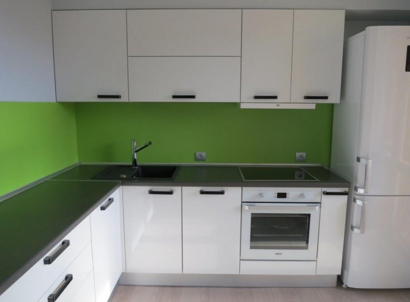 Белая пластиковая кухня