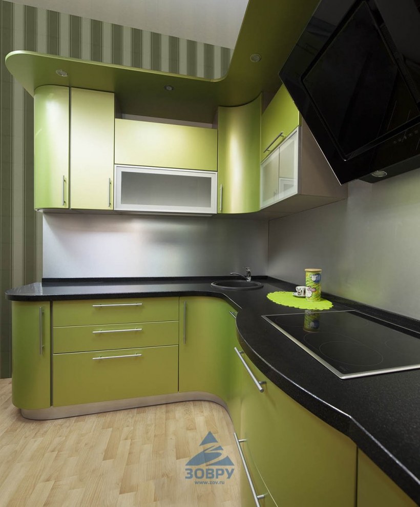 Оливковая кухня с темной столешницей