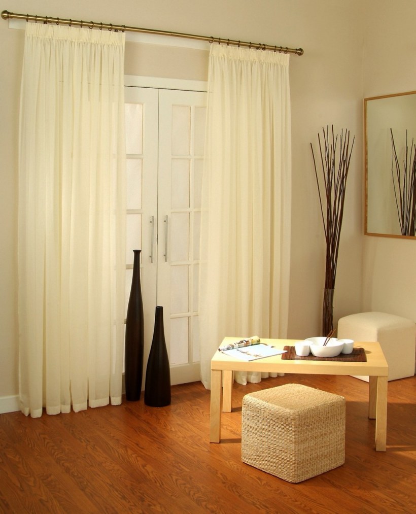 Гардины в интерьере гостиной