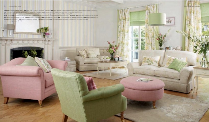 Зеленый диван в интерьере пастельных тонов