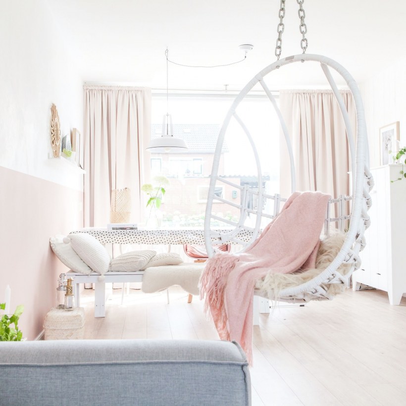 Подвесное кресло в спальне