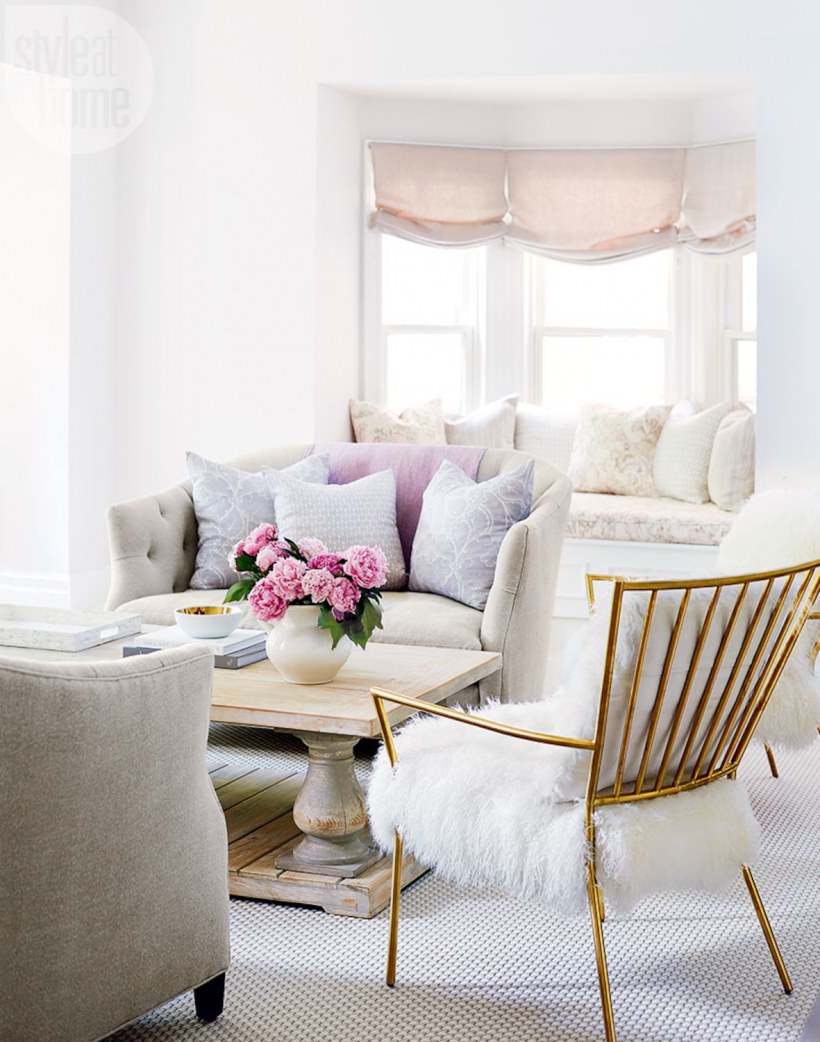 Диван в пастельных тонах