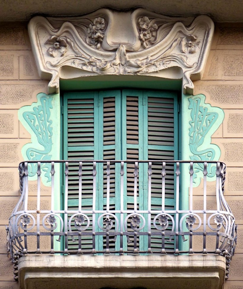 Бирюзовый балкон снаружи