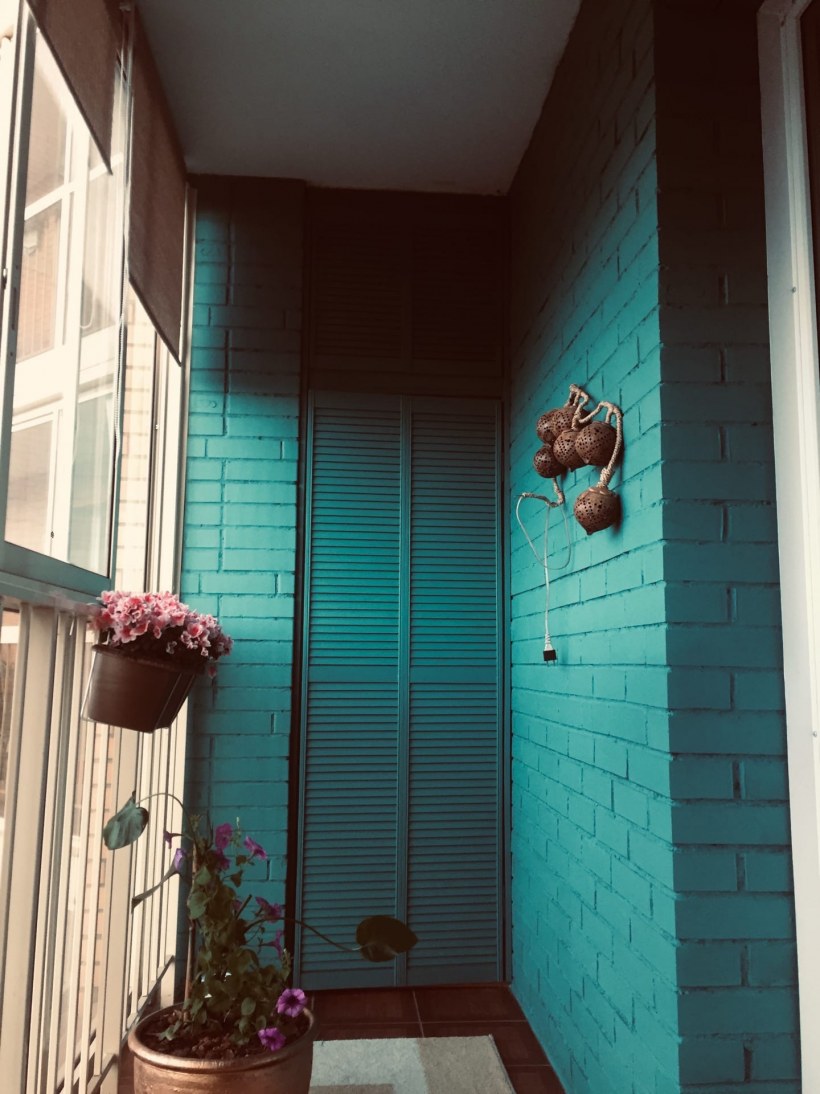 Балкон в бирюзовых тонах