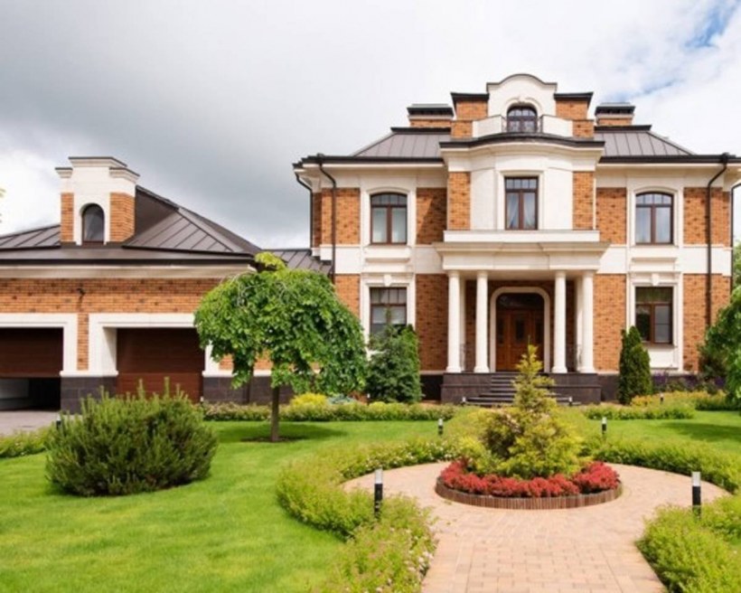 Двухэтажный дом с колоннами