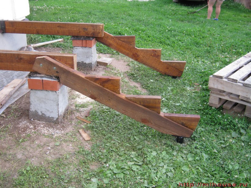 Лестница на крыльцо из дерева