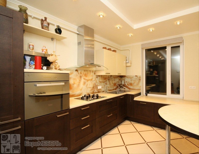 Интерьер кухни венге с бежевым