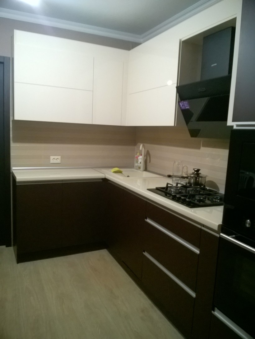 Кухни цвета венге с бежевым