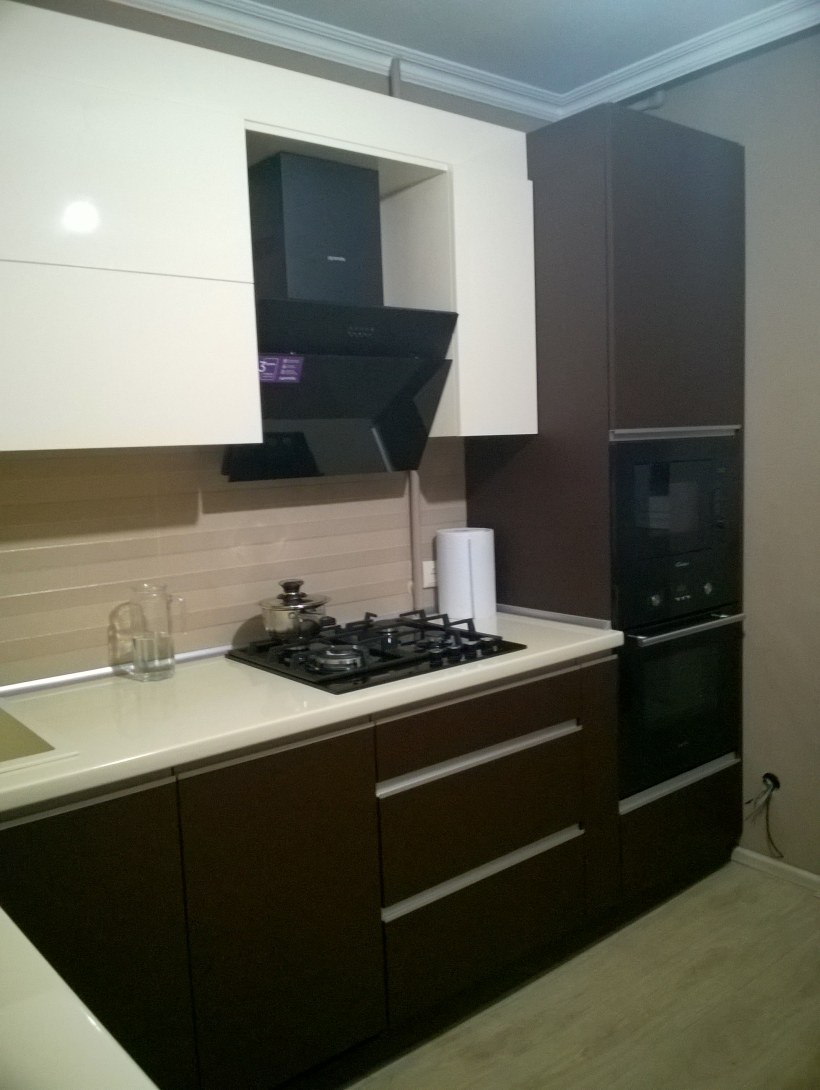 Кухня светлый верх коричневый низ 9 квадратов