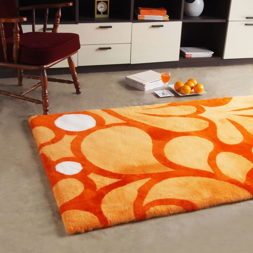 Ковер оранжевого цвета