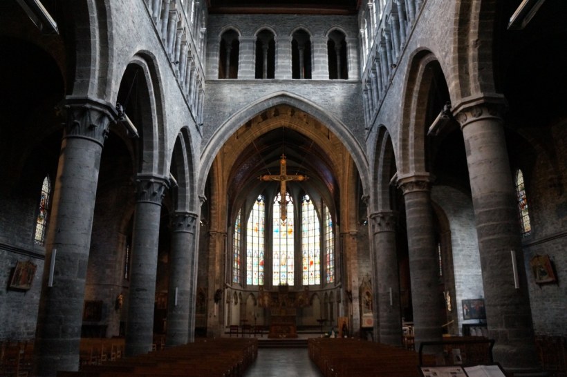 Романский собор внутри