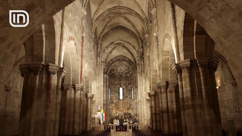 Романский собор внутри