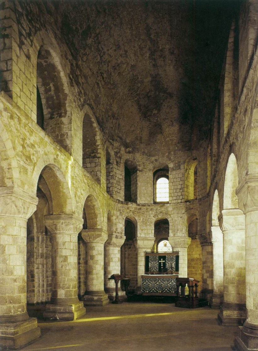 Храм внутри крепость романский стиль