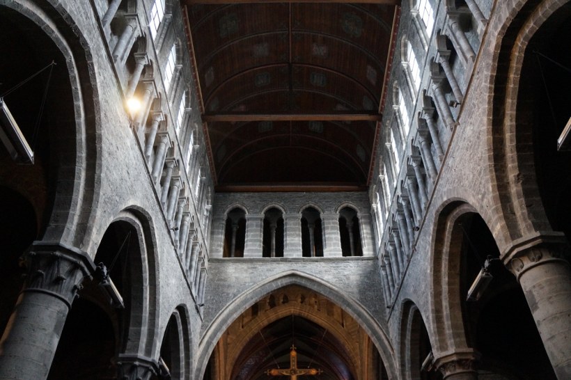 Романский собор внутри