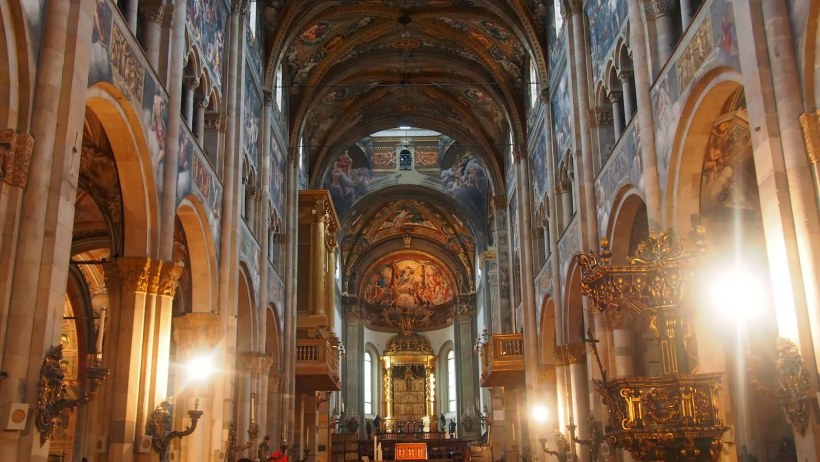 Романский стиль собор внутри алтарь