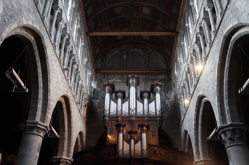 Мрачный собор внутри Романская архитектура