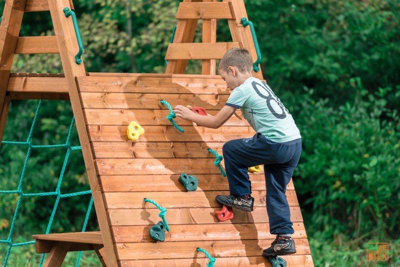 Скалодром на детской площадке