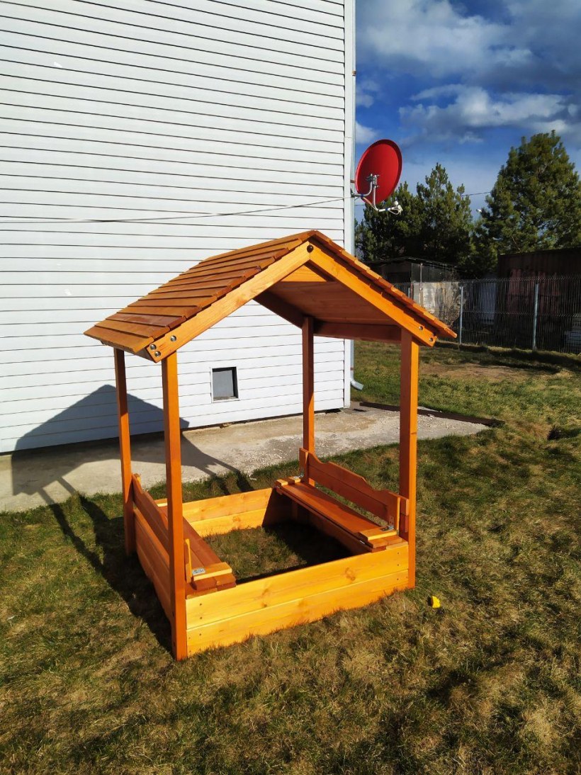 Деревянная песочница с крышей