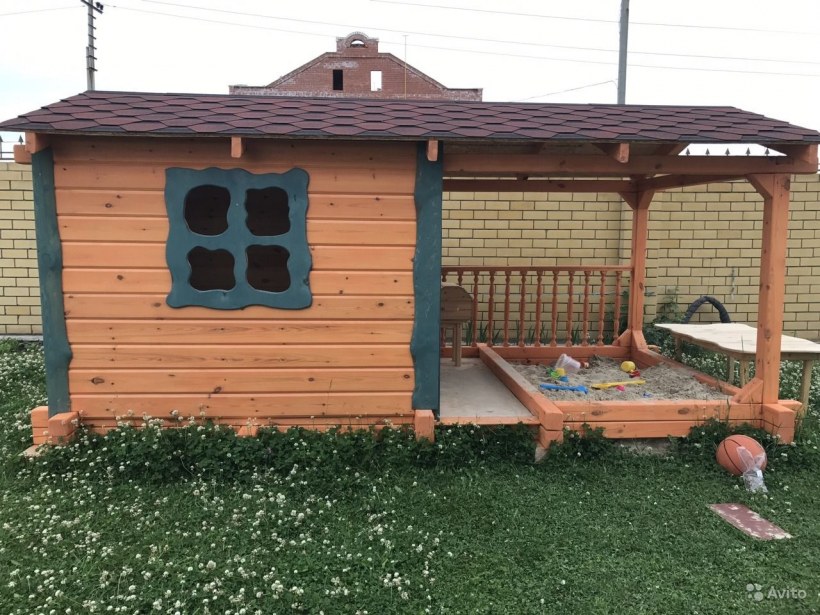Детский домик с песочницей