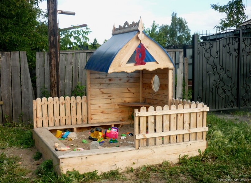 Песочница с домиком