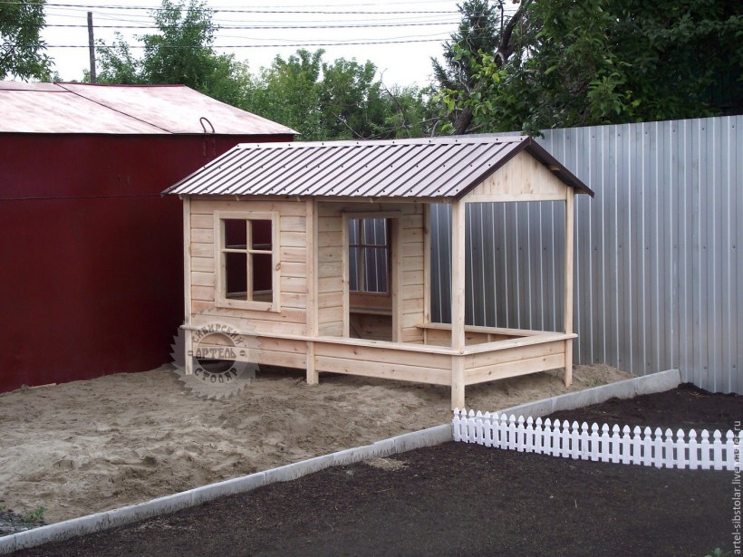 Песочница с домиком