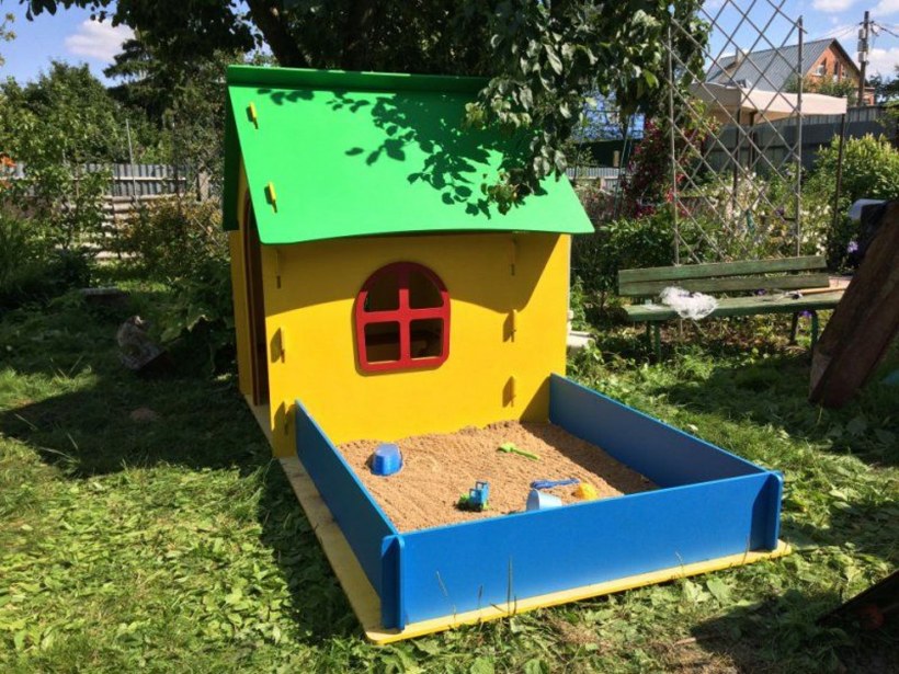 Домик с песочницей для детей