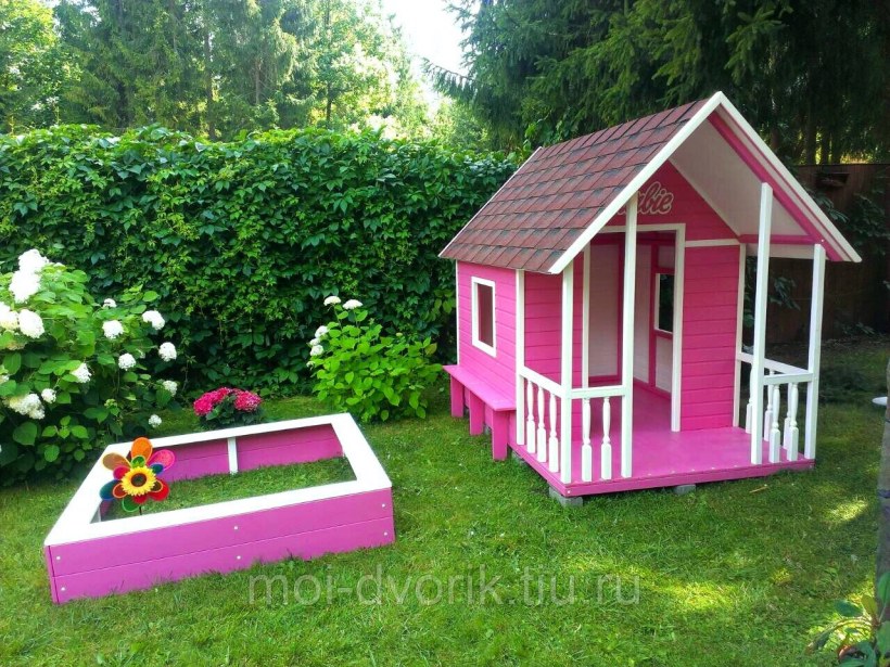 Детский домик с песочницей под одной крышей