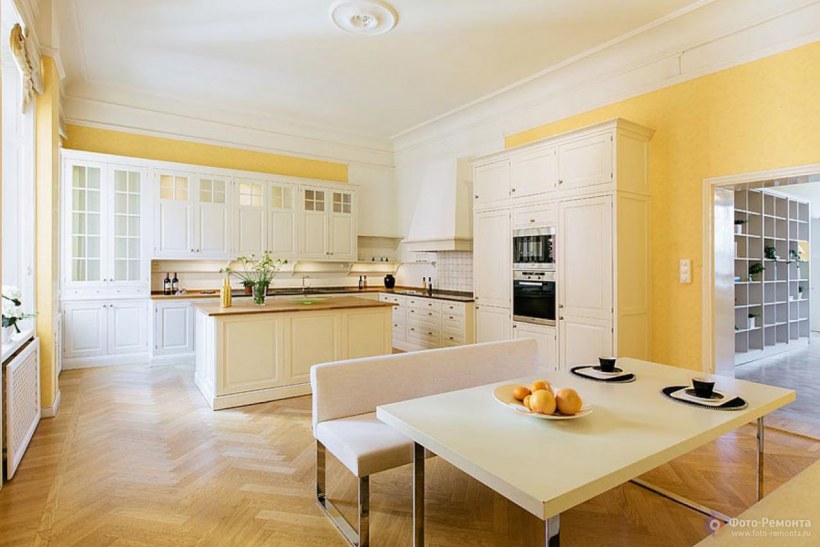 Белая кухня желтые стены