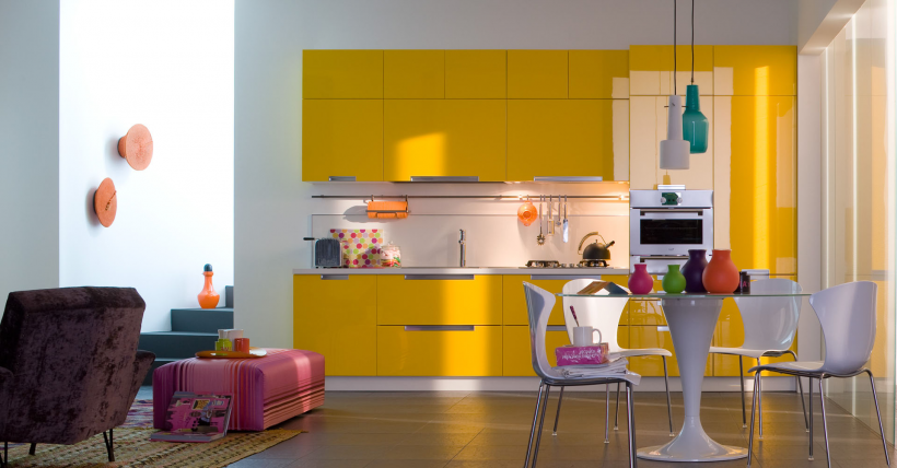 Яркие цвета в интерьере кухни