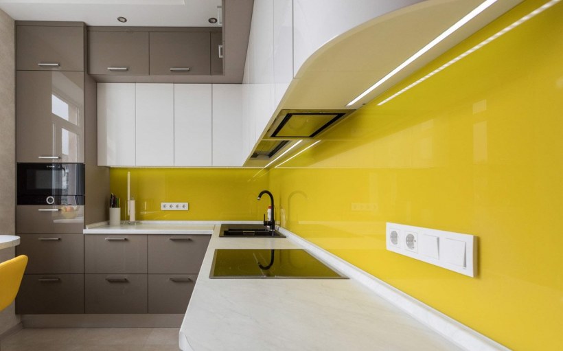 Бело желтая кухня