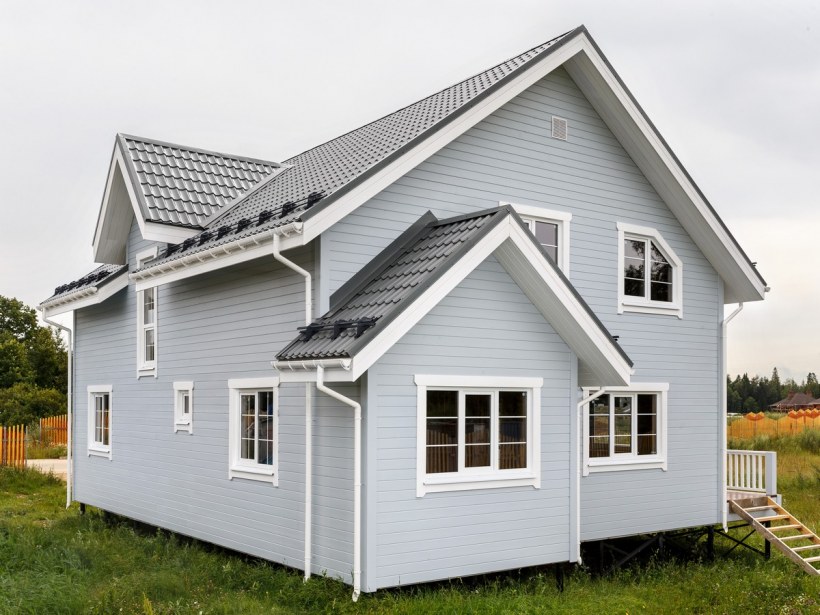 Серый дом с коричневой крышей