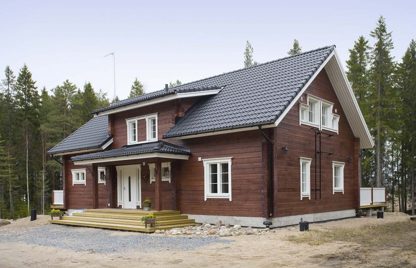Деревянный дом с серой крышей